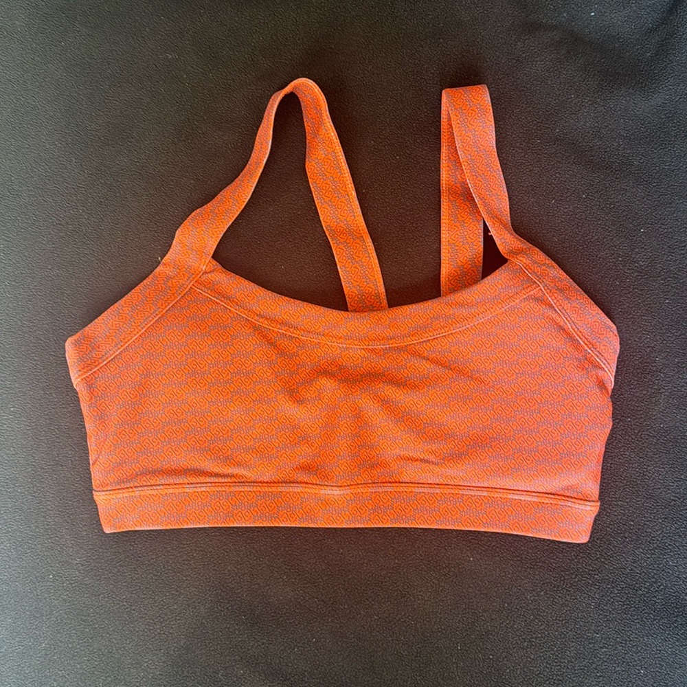 Orange striped sports bra #fitness
Asymmetrical 
Comfy#style#fit#amazing#color